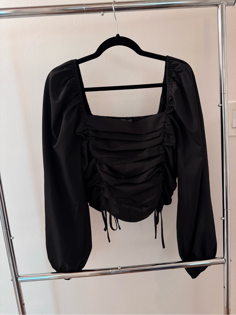 ARULA Black Ruched Long Sleeve Crop Blouse - Picture 2 of 3